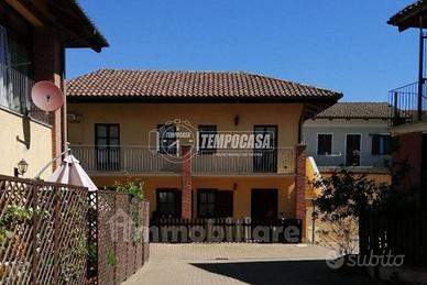 Alloggio luminoso in contesto bifamiliare nel cent