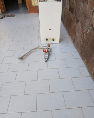 Scaldabagno a Gas GPL Esterno Praticamente NUOVO