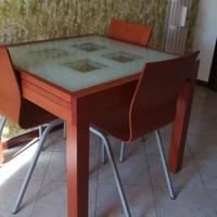 Tavolo con piano in vetro 