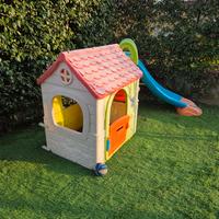 Casetta e scivolo da giardino 