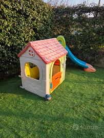 Casetta e scivolo da giardino 