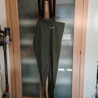 Salopette nuova da pescatore in neoprene