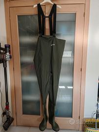 Salopette nuova da pescatore in neoprene