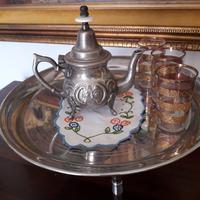 Vassoio alzata , teiera e 3 bicchieri