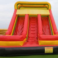 Giochi gonfiabili con targhetta identificativa.