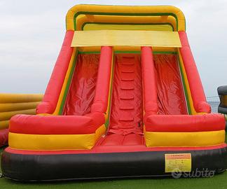 Giochi gonfiabili con targhetta identificativa.