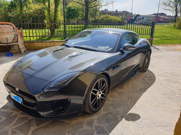 Jaguar F Type 300 cv versione chequered flag