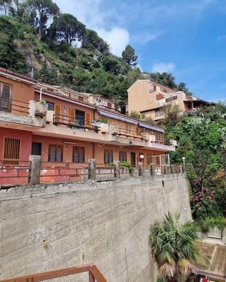 Acqualadrone, bivani ristrutturato con garage di