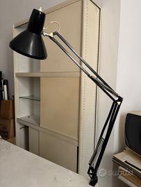 Lampada da architetto con braccio articolato