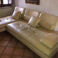 Divano in pelle - libero  urgentemente