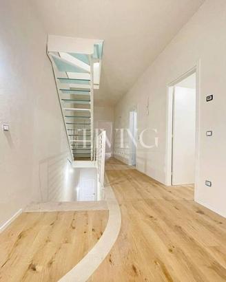 Appartamento di 180 m² con più di 5 locali a Lucca
