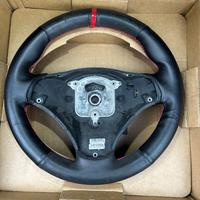 Volante bmw con rivestimento leggermente usurato