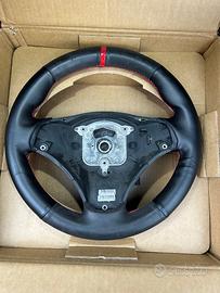 Volante bmw con rivestimento leggermente usurato