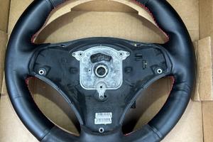 Volante bmw con rivestimento leggermente usurato