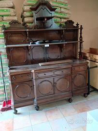 Vecchia credenza in stile 