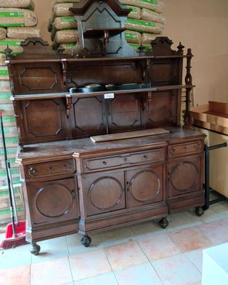 Vecchia credenza in stile 