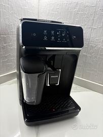 Macchina caffè automatica con montalatte.