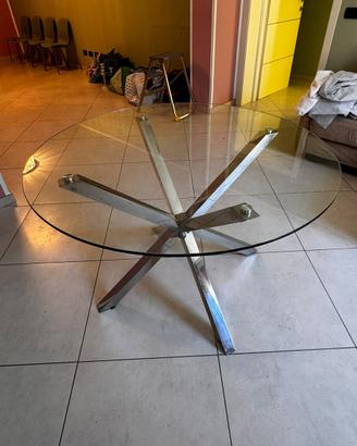 tavolo in vetro con gambe in acciaio