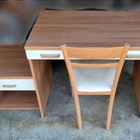 Scrivania comodino e sedia in legno