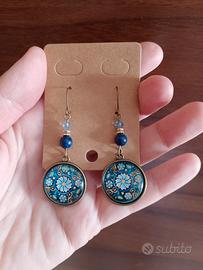 orecchini con cabochon floreale blu 