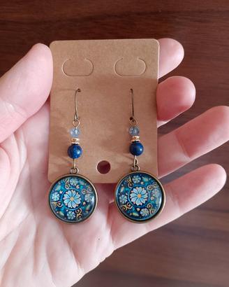 orecchini con cabochon floreale blu 