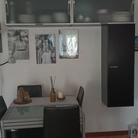 Mobile sospeso nero con vetrinetta +tavolo in vetr