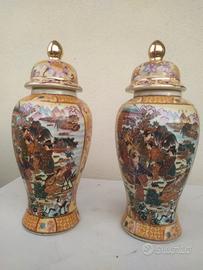 Coppia di vasi Royal Satsuma con coperchio 