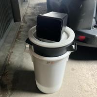 Bidoni in plastica porta rifiuti con coperchio