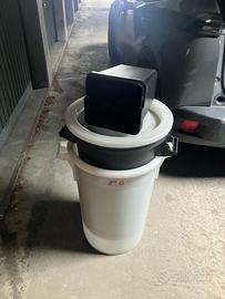 Bidoni in plastica porta rifiuti con coperchio