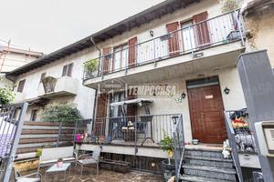 AFFASCINANTE APPARTAMENTO IN CORTE SU 2 LIVELLI +