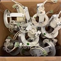 16 faretti bianchi da soffitto con 16 lampadine.