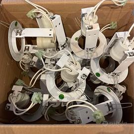 16 faretti bianchi da soffitto con 16 lampadine.