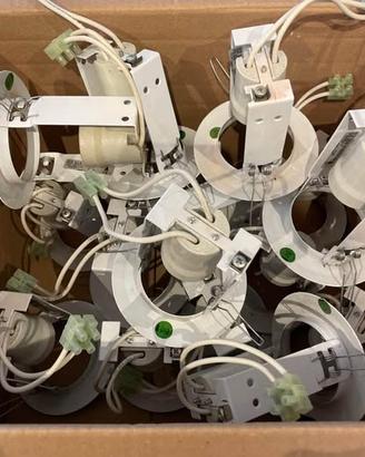 16 faretti bianchi da soffitto con 16 lampadine.