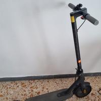 Monopattino xiaomi mi essential, con casco e altro
