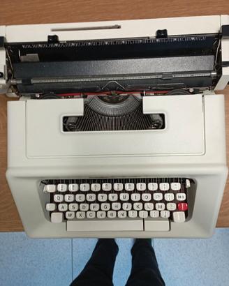 Macchina da scrivere Olivetti 45 j