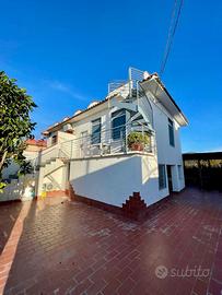 Villa bifamiliare Baia Felice