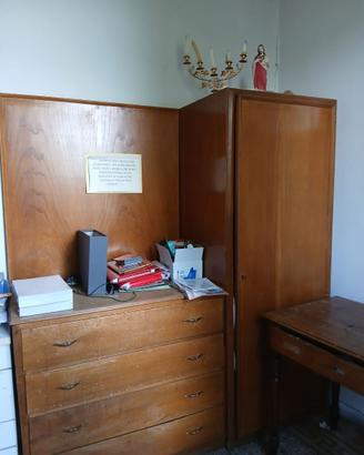 Armadio in legno vintage con comò