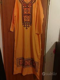 Abito lungo arancione con ricami