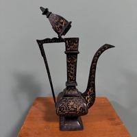 Teiera decorativa indiana in metallo inciso