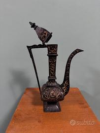 Teiera decorativa indiana in metallo inciso