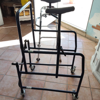 Deambulatori uno ascellare e uno con il carrellino