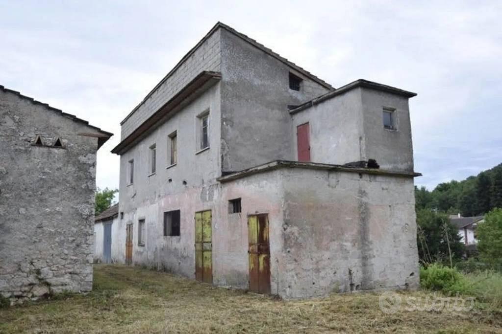 Rustico / Casale di 215 m² con più di 5 locali a E - Vista 4