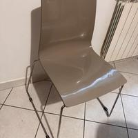 Sedie color tortora con gambe a slitta