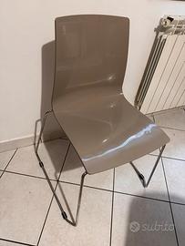 Sedie color tortora con gambe a slitta