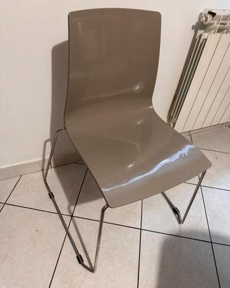 Sedie color tortora con gambe a slitta