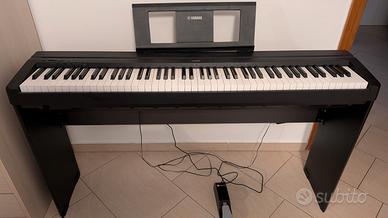Pianoforte digitale Yamaha P45 con stand in legno