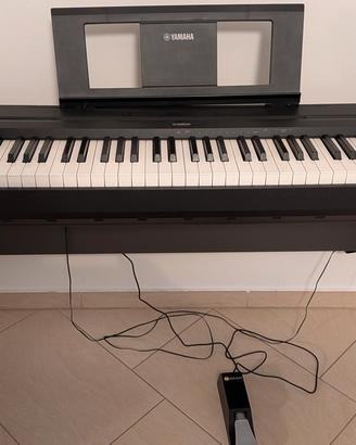 Pianoforte digitale Yamaha P45 con stand in legno
