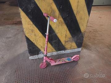 Monopattino Barbie da bambina
