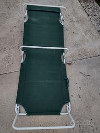 Lettino in tela verde da giardino o mare