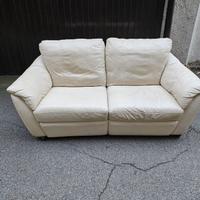 divano pelle bianca con poggiapiedi